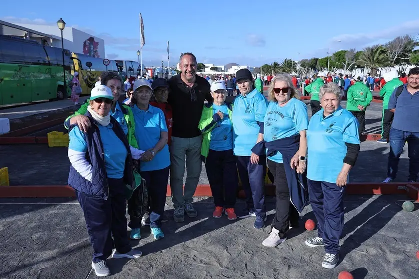 Juan Monz&oacute;n junto a las componentes de uno de los equipos del torneo de los Abuelos Conejeros.