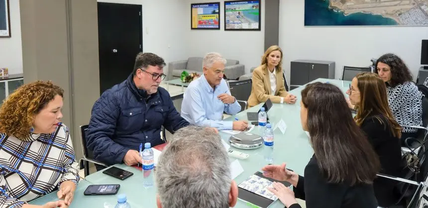 Imagen del encuentro en el que han participado los alcaldes de San Bartolom&eacute; y T&iacute;as con parte de la direcci&oacute;n de AENA