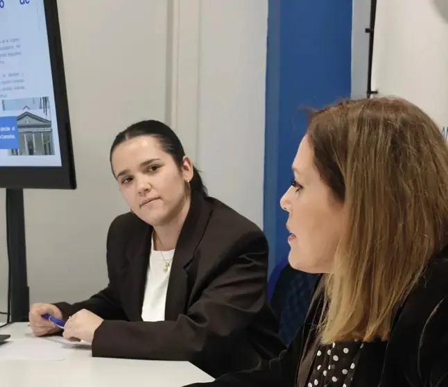 Ana Hern&aacute;ndez junto a Astrid P&eacute;rez.