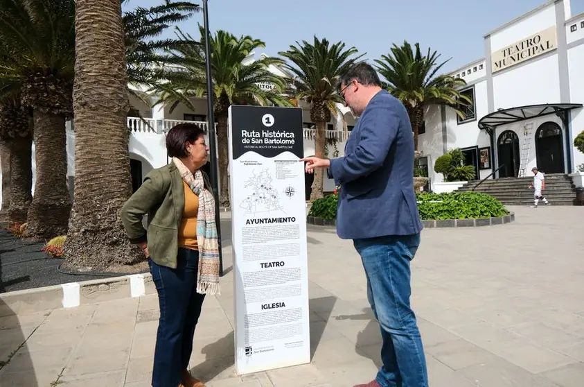 El alcalde con la concejal de Educaci&oacute;n enfrente del Teatro Municipal y del Ayuntamiento
