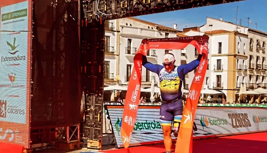 Lionel Morales cruzando la l&iacute;nea de meta en Extremadura.