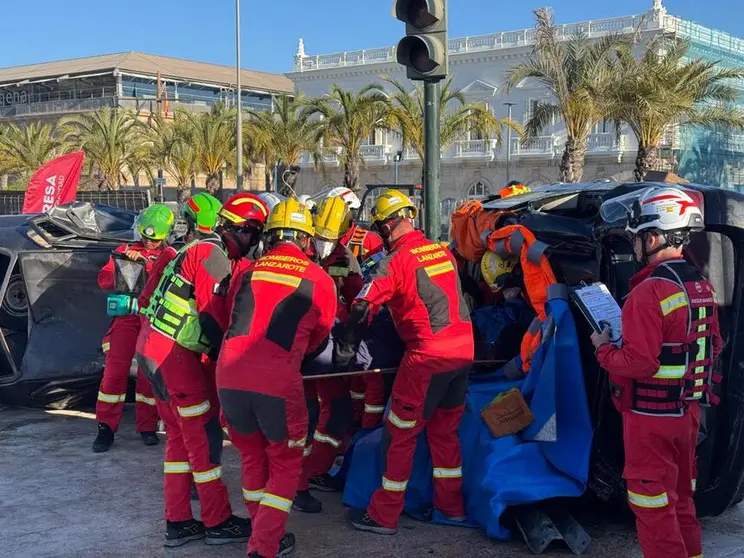 Equipo de bomberos Lanzarote realizando un ejercicio de excarcelación (1)