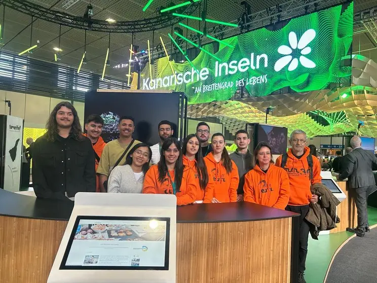 Alumnos y profesores de la Escuela Universitaria de Turismo de Lanzarote presentes en la ITB.