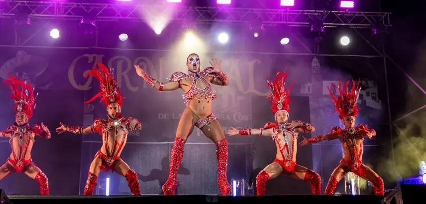 Actuaci&oacute;n de una de las Drag en la de Costa Teguise.