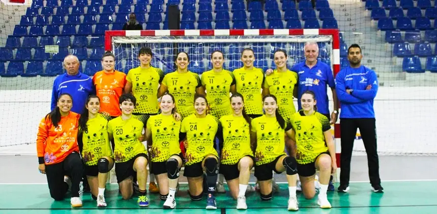 Jugadoras y cuerpo t&eacute;cnico del Lanzarote Puerto del Carmen.