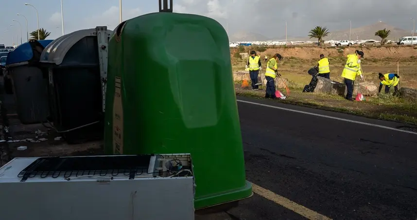 Operarios del Ayuntamiento de Arrecife realizando las labores de limpieza.