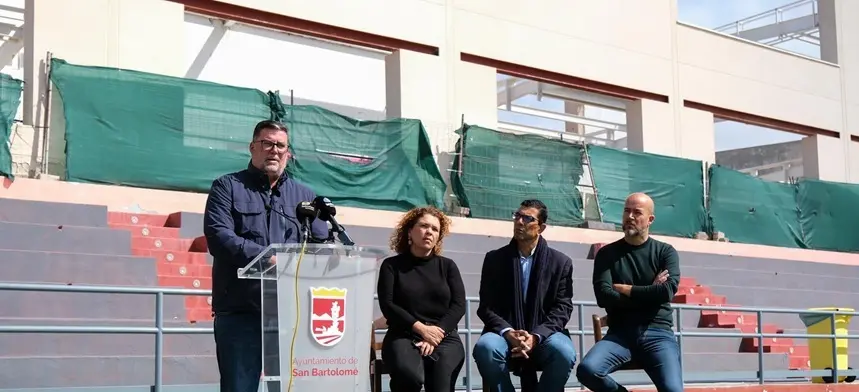 Isidro P&eacute;rez junto a sus compa&ntilde;eros del grupo de gobierno en rueda de prensa.