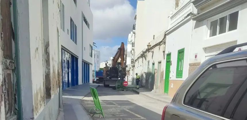 Operarios junto a una excavadora realizando obras en la calle Jacinto Borges.