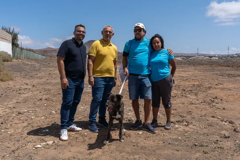 Jacobo Lemes y Echedey Eugenio junto a uno de los animales del centro.