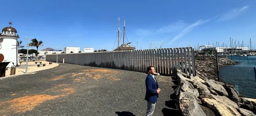 El muro de hormig&oacute;n que est&aacute; siendo retirado y espacio que formar&aacute; parte de un nuevo pulm&oacute;n verde en Arrecife.