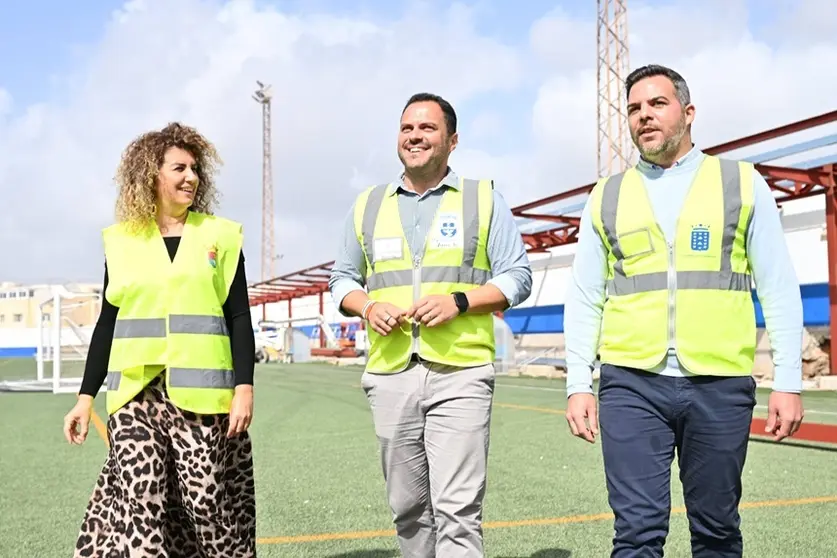 El alcalde de Arrecife junto a la concejala de Deportes y el consejero de Obras P&uacute;blicas visitan estos trabajos en el Campo de F&uacute;tbol de Campo de F&uacute;tbol de Argana Alta