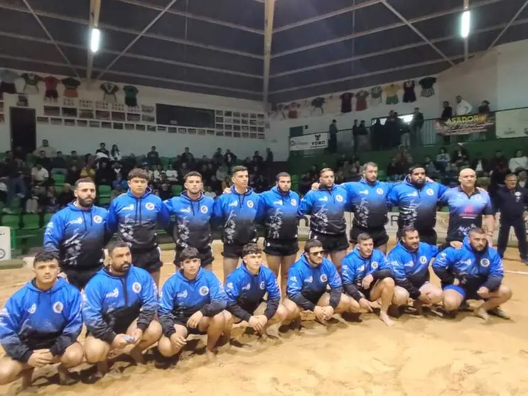 Luchadores del Tinajo Elecmor en el terrero de Tao.