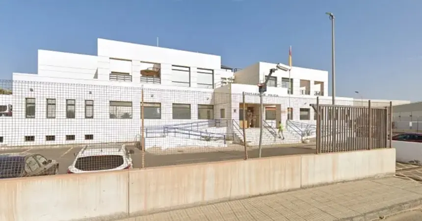 Imagen de la entrada a la Comisar&iacute;a de la Polic&iacute;a Nacional en Arrecife.