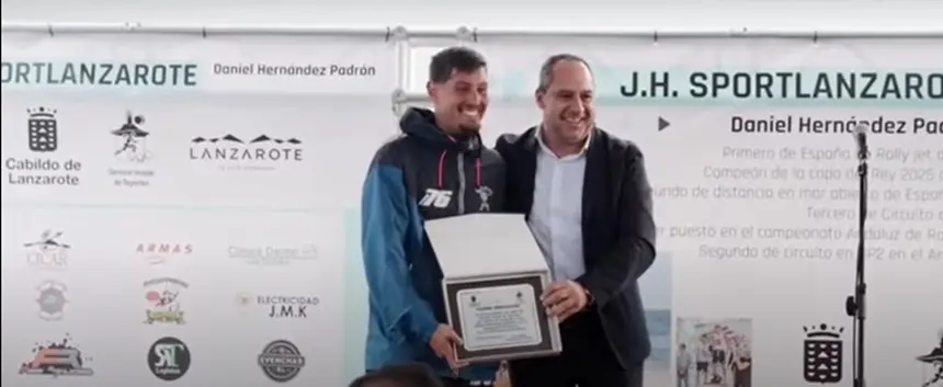 Daniel Hern&aacute;ndez junto a Juan Monz&oacute;n en el acto de reconocimiento al joven deportista.