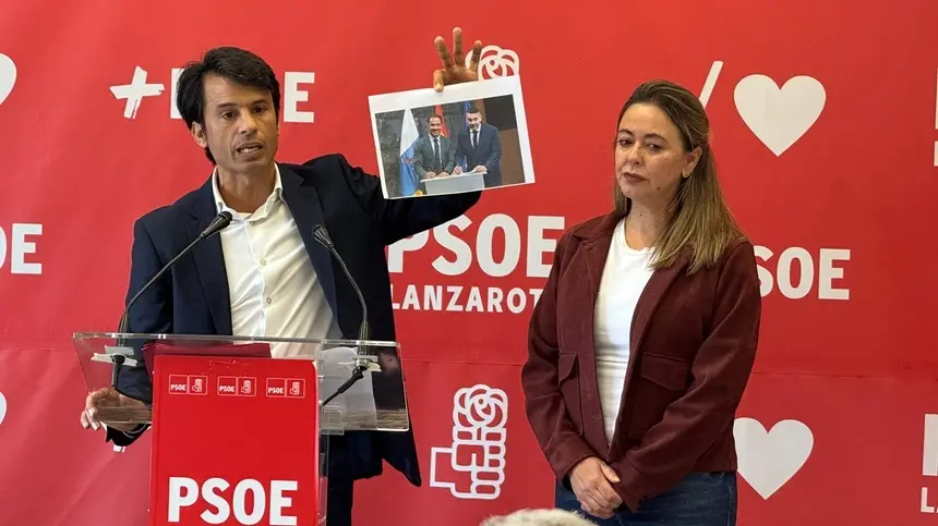 Marcos Bergaz junto a Mar&iacute;a Dolores Corujo en su comparecencia ante los medios por las ZAR.