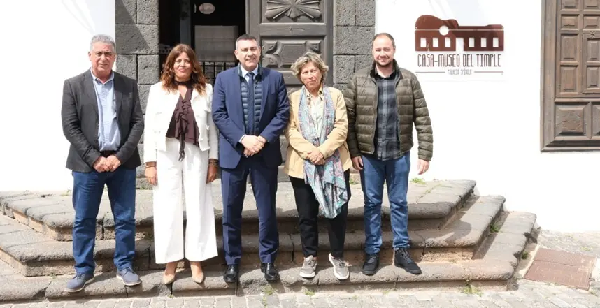Oswaldo Betancort junto a Olivia Duque, Eugenio Robayna, Rita Hern&aacute;ndez y Gin&eacute;s Gonz&aacute;lez.