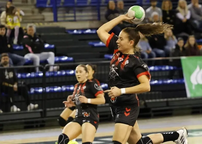 Jugadora del San Jos&eacute; Obrero realizando un lanzamiento a porter&iacute;a.