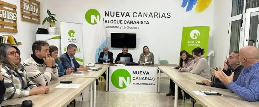 Imagen de  una reuni&oacute;n de Nueva Canarias en la que todav&iacute;a estaba Delia Hern&aacute;ndez. 