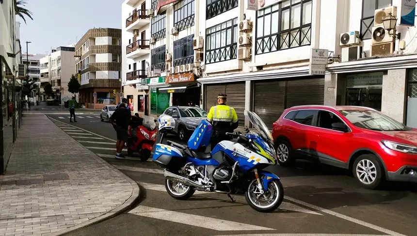 Imagen de archivo de uno de los controles preventivos de la Polic&iacute;a Local de Arrecife.