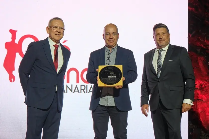 Representante de el restaurante del Castillo de San Jos&eacute; recogiendo el galard&oacute;n.