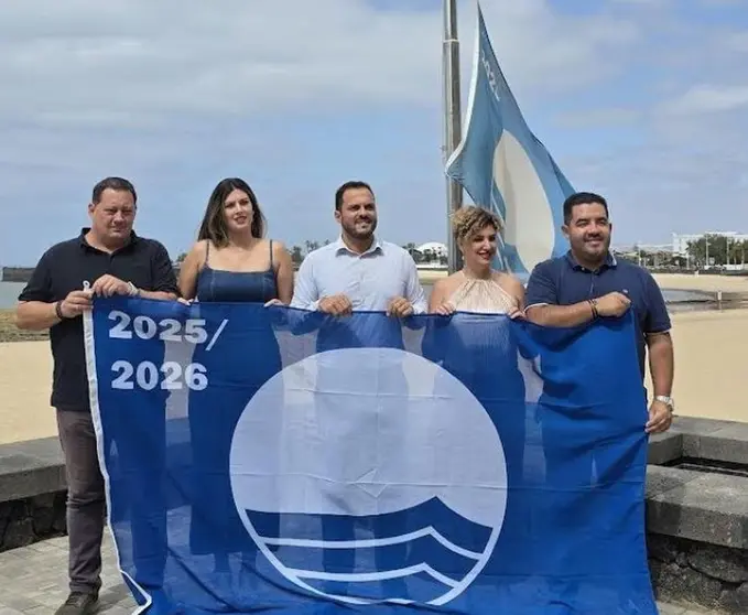 Los ediles del PP y el alcalde de Arrecife con la &uacute;ltima bandera azul