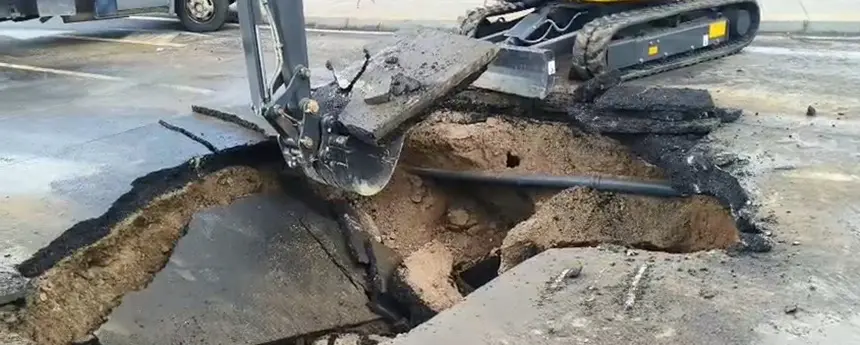 Pala excavadora abriendo un agujero donde se encuentra la tuber&iacute;a afectada.
