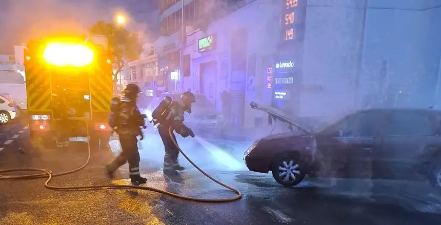 Momento en el que los bomberos controlaron el incendio.