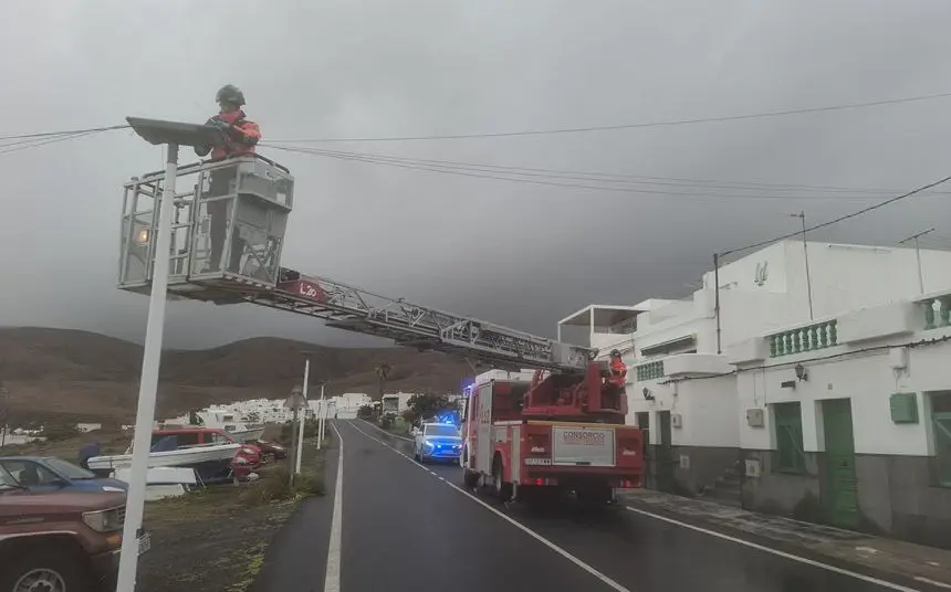 Los bomberos recolocando el cableado en la zona de Playa Quemada.