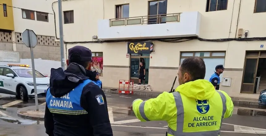 El alcalde de Arrecife Yonathan de León junto al oficial de la Policía Local y coordinador técnico de Protección Civil  en las calles con  las medidas preventivas  por la alerta.