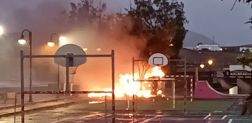 Incendio provocado en la furgobar de Arrieta,