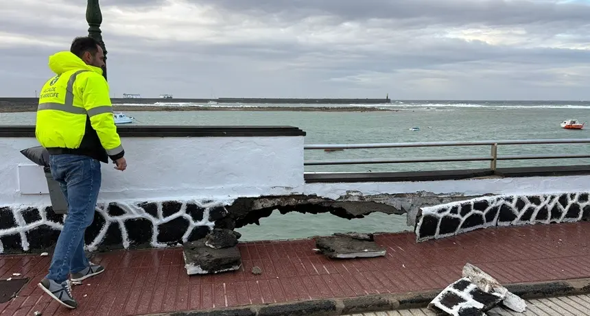 Yonathan de Le&oacute;n junto al muro del parque Jos&eacute; Ram&iacute;rez Cerd&aacute;.