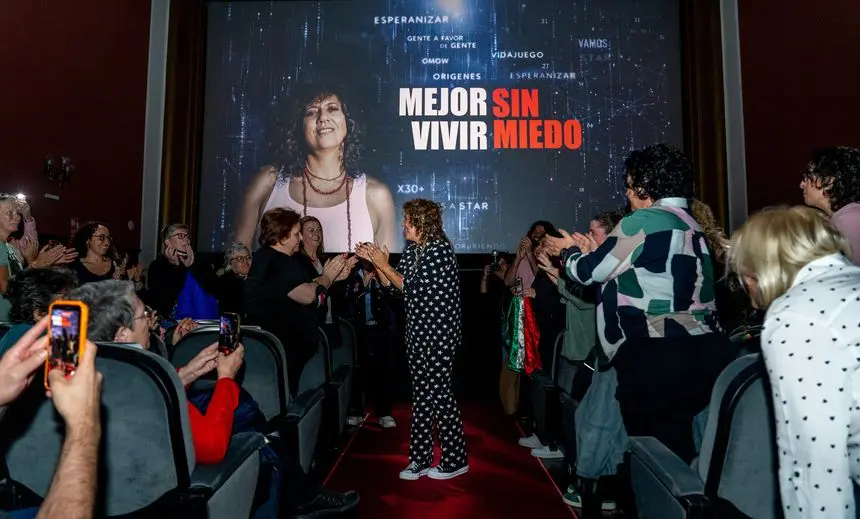 Rosana recogiendo el cari&ntilde;o de la gente durante la presentaci&oacute;n