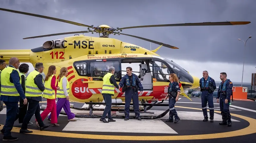 El presidente de Canarias saludando a los pilotos que van a llevar a las aeronaves.