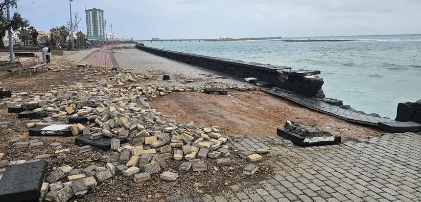 Impresionante destrozo que ha realizado el mar en la zona del paseo mar&iacute;timo de Arrecife