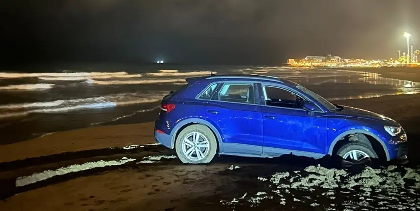 Veh&iacute;culo enterrado en la arena de la playa de Los Pocillos.