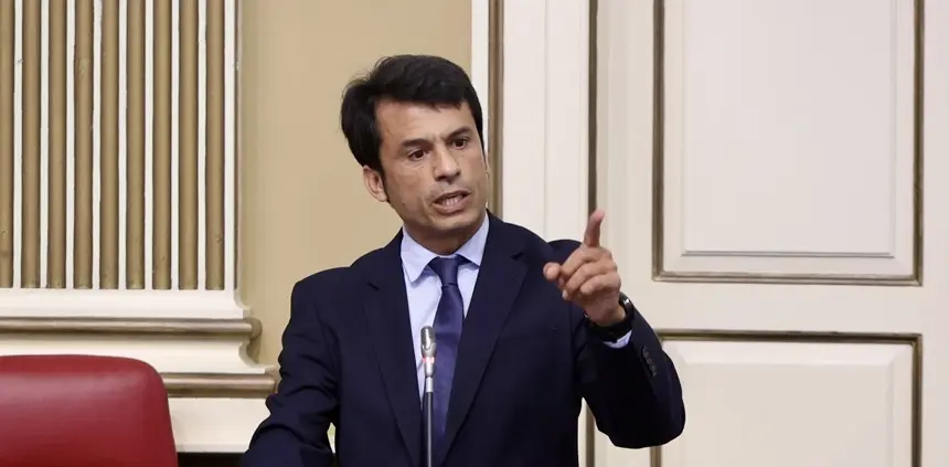 Marcos Bergaz (PSOE) durante el pleno del parlamento este martes.