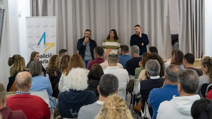 Pedro San Gin&eacute;s, Olivia Duque y Oswaldo Betancort en la Asamblea abierta de CC en el Centro C&iacute;vico Costa Teguise.