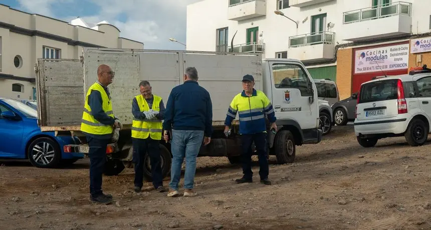 El concejal de Limpieza hablando con los operarios de la empresa concesionaria