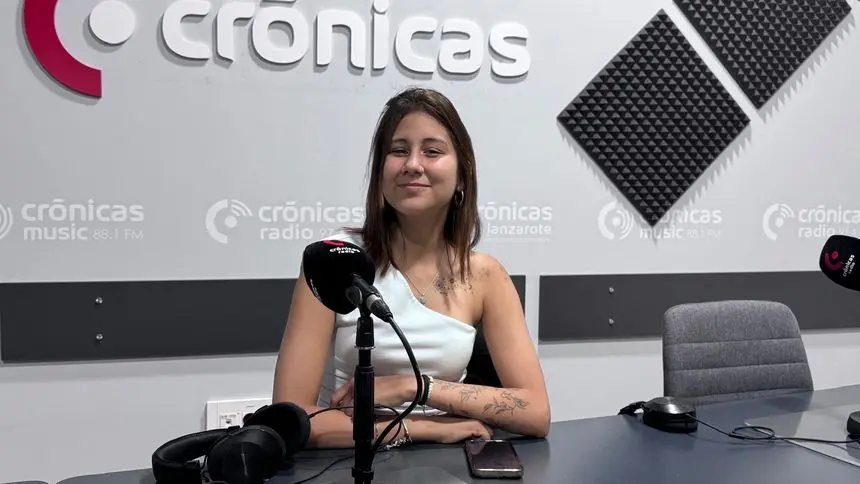 Ariana Machado en el estudio de Cr&oacute;nicas Radio.