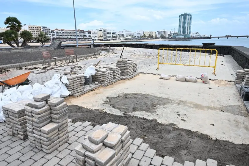 El Ayuntamiento de Arrecife reutilizando el adoquinado levantado por el oleaje para mantener la imagen original del paseo junto al Parque Temático.