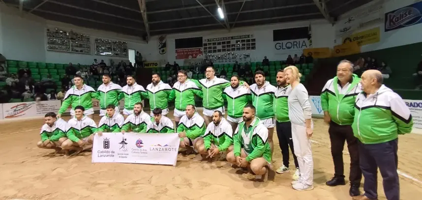 Ana Duato junto a los luchadores y cuerpo t&eacute;cnico del Tao Cicar.