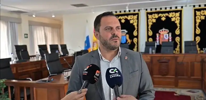 Yonathan de Le&oacute;n en su comparecencia ante los medios despu&eacute;s del pleno del Ayuntamiento de Arrecife.