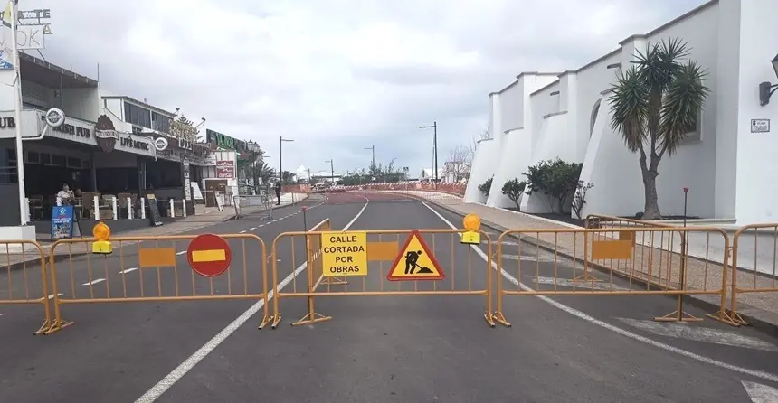 Avenida Papagayo en Playa Blanca.
