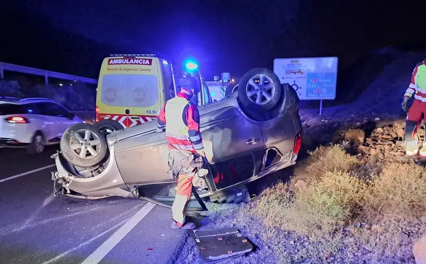 Imagen del veh&iacute;culo siniestrado en el momento en el que llegaron los bomberos