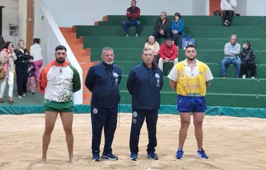 Los capitanes del Yaiza y el Har&iacute;a con los &aacute;rbitros antes del inicio de la luchada