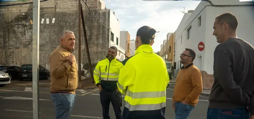 Jacobo Lemes y Echedey Eugenio junto a operarios.