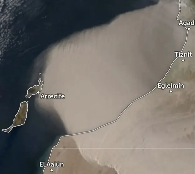 Impresionante imagen del sat&eacute;lite en la que se ve la llegada de la masa de arena del desierto a Lanzarote.