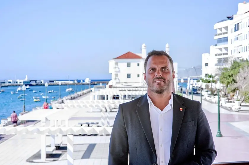 El alcalde Yonathan de Le&oacute;n junto al Parque Jos&eacute; Ram&iacute;rez Cerd&aacute;.