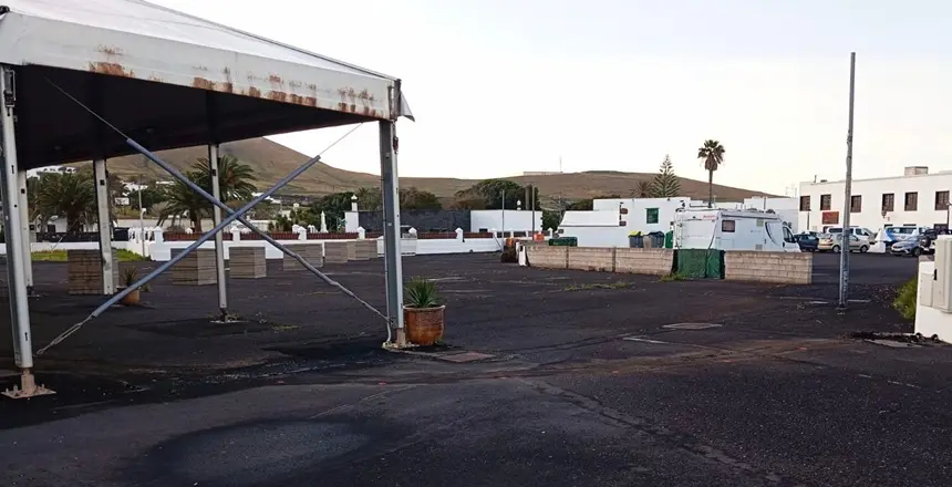 Pol&eacute;mico muro levantado en la carpa de Uga.