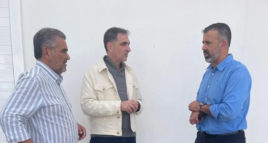 Emilio Mach&iacute;n y Mateo Ram&oacute;n junto al director gerente de Puertos Canarios.